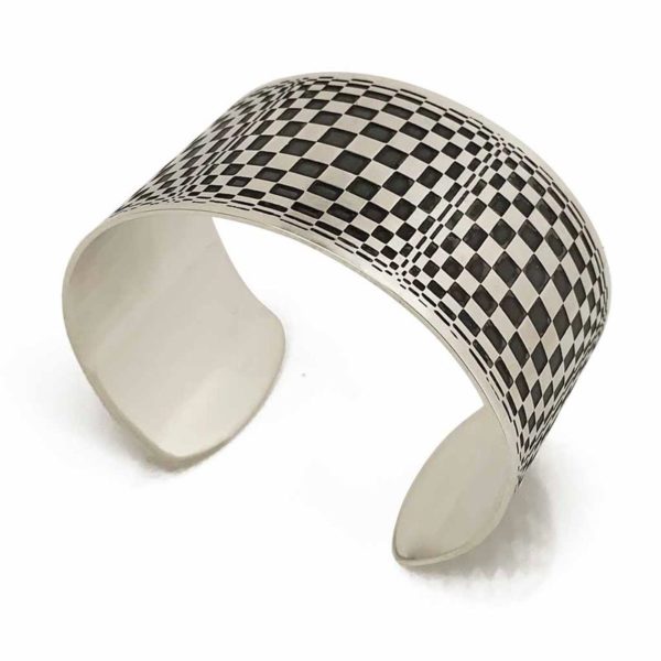 silver cuff with opart design lateral