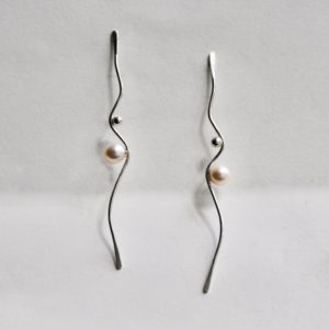 Silhouette silver earrings with white pearls