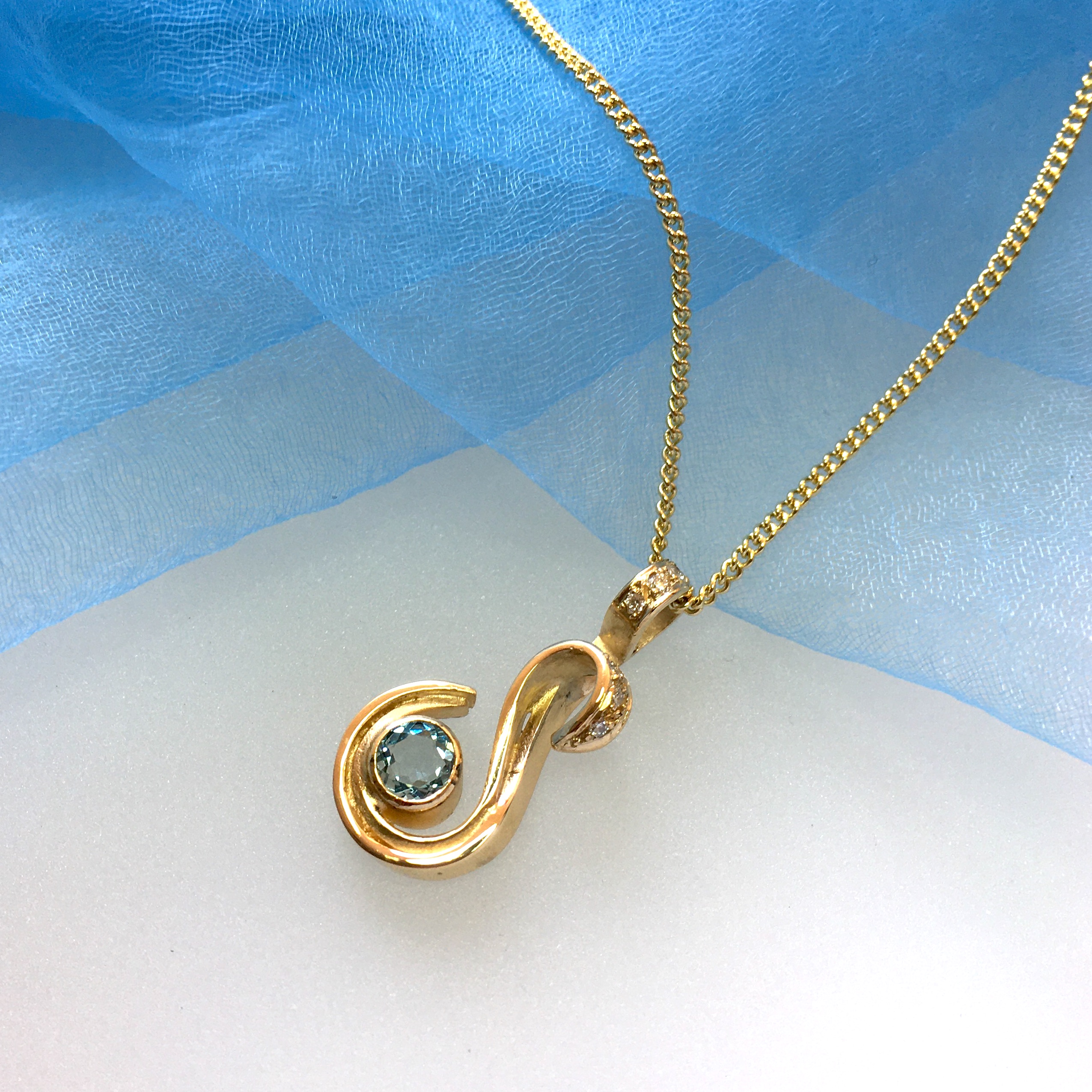 gold aquamarine pendant