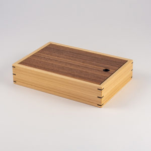 Jewellery box with a pop-up lid