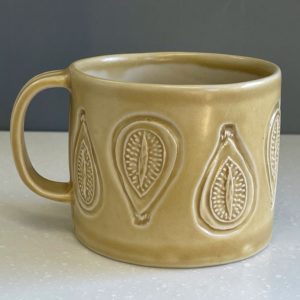 Matt yellow mug with fig pattern